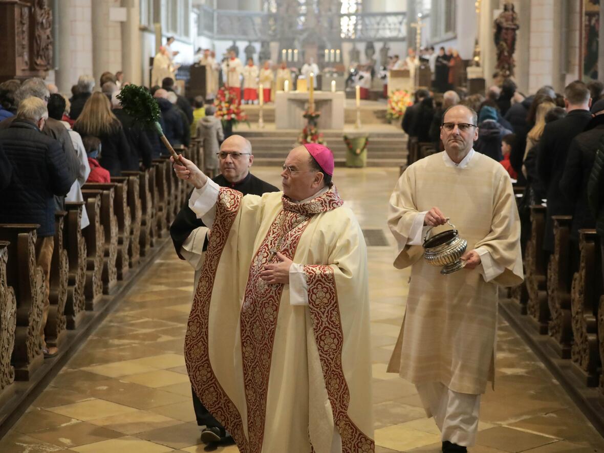 Ostersonntag im Augsburger Dom: Nach Erneuerung des Taufversprechens besprengte Bischof Bertram die Gläubigen mit dem Weihwasser.  (Fotos: Annette Zoepf / pba)