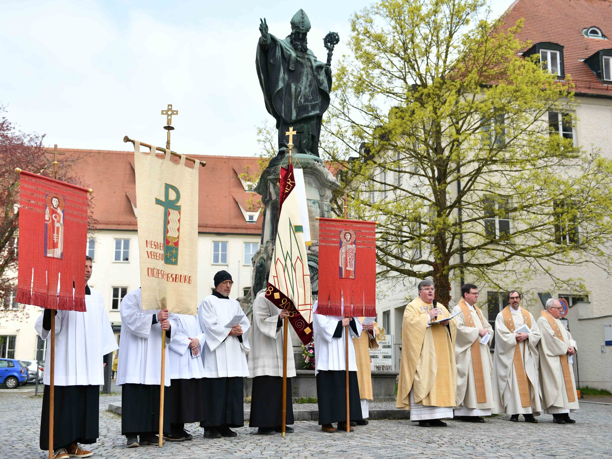 Bei einer Statio vor dem Ulrichsdenkmal in Dillingen erinnerte der Mesnerpräses an das tugendvolle Verhalten des Bistumspatrons (Foto: Maria Rösch / pba).