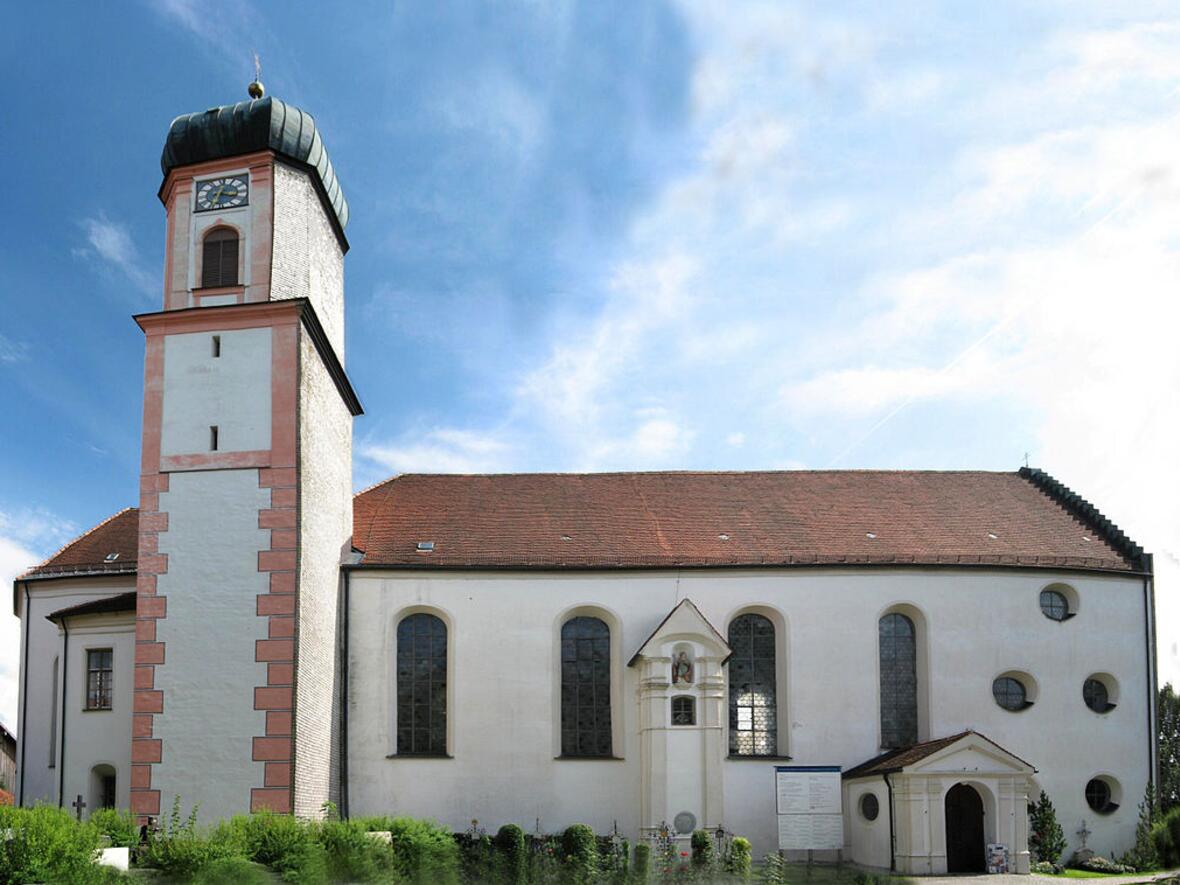 Die Pfarrkirche St. Ulrich in Seeg (Foto: Wikimedia)