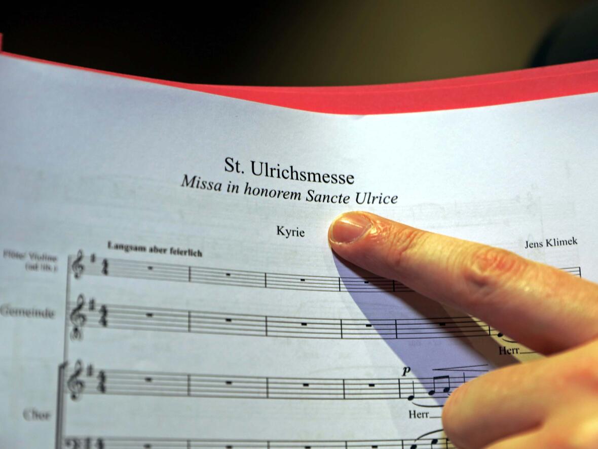 Ein erster Blick auf die Partitur der neuen Ulrichsmesse von Jens Klimek. (Foto: Annette Zoepf / pba)