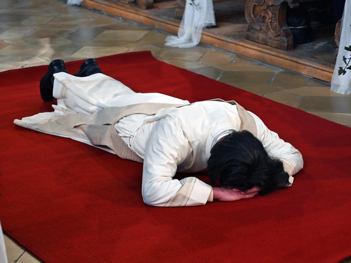 Die Prostratio als Zeichen der Hingabe während der Allerheiligenlitanei.