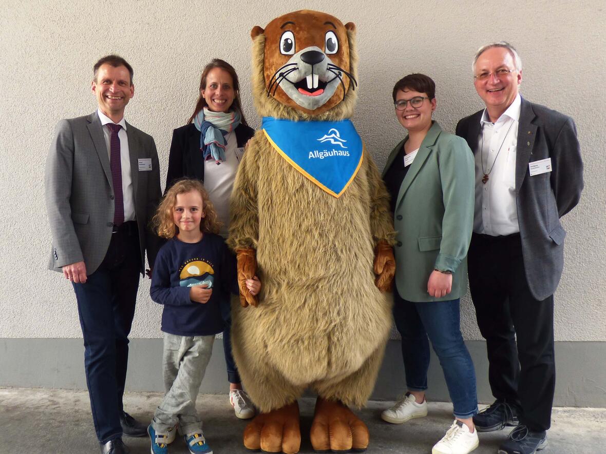 Das Maskottchen „Murmele“ lud bei der Versammlung zum Familien-Festival am 17. Juni im Allgäuhaus ein. Außerdem wurden Diözesanpräses Wolfgang Kretschmer (rechts) und Robert Hitzelberger (links) als Vorsitzender wiedergewählt. (Foto: Kolping Augsburg)