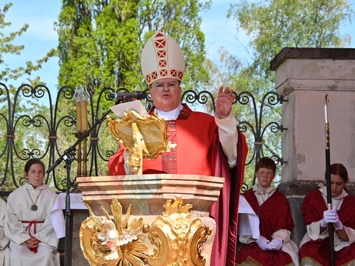 Beim Kreuzfest im Kloster Scheyern sprach Bischof Dr. Bertram Meier als Festprediger u.a. über die Gemeinsamkeiten, die das Bistum Augsburg mit der Benediktinerabtei verbindet. (Foto: Erich Engl)