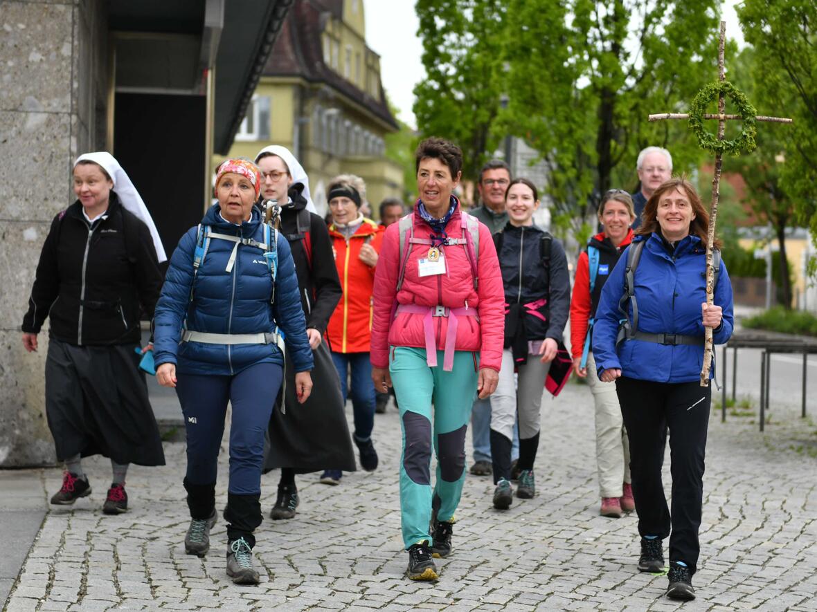 Seit den frühen Morgenstunden war diese Wallfahrtsgruppe auf dem Crescentia-Pilgerweg unterwegs. Kurz vor dem Ziel wurden sie feierlich in Empfang genommen (Fotos: Maria Rösch / pba)