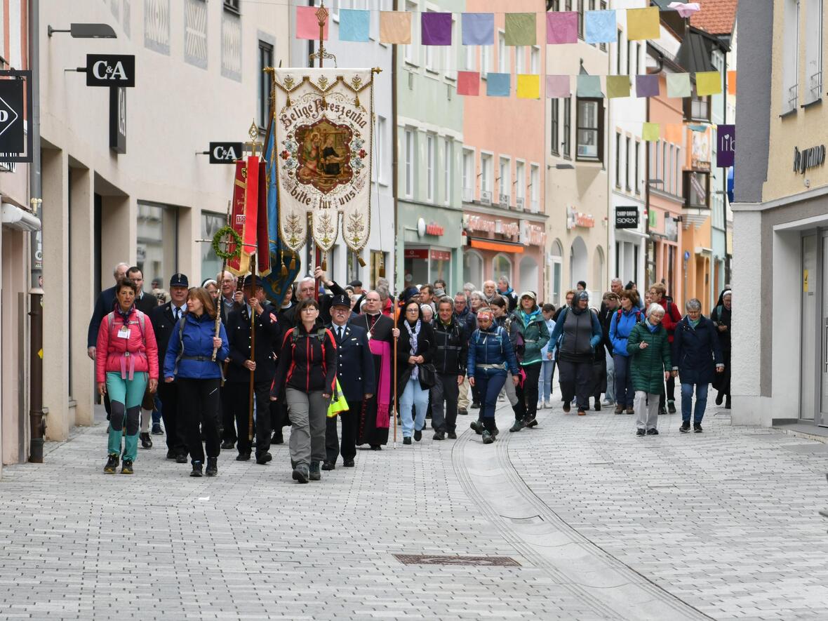 Durch die Kaufbeurer Altstadt hin zum Kloster: Die letzten Meter gingen die Wallfahrer/-innen gemeinsam mit Bischof Bertram und Vertretern von Politik und Gesellschaft.  