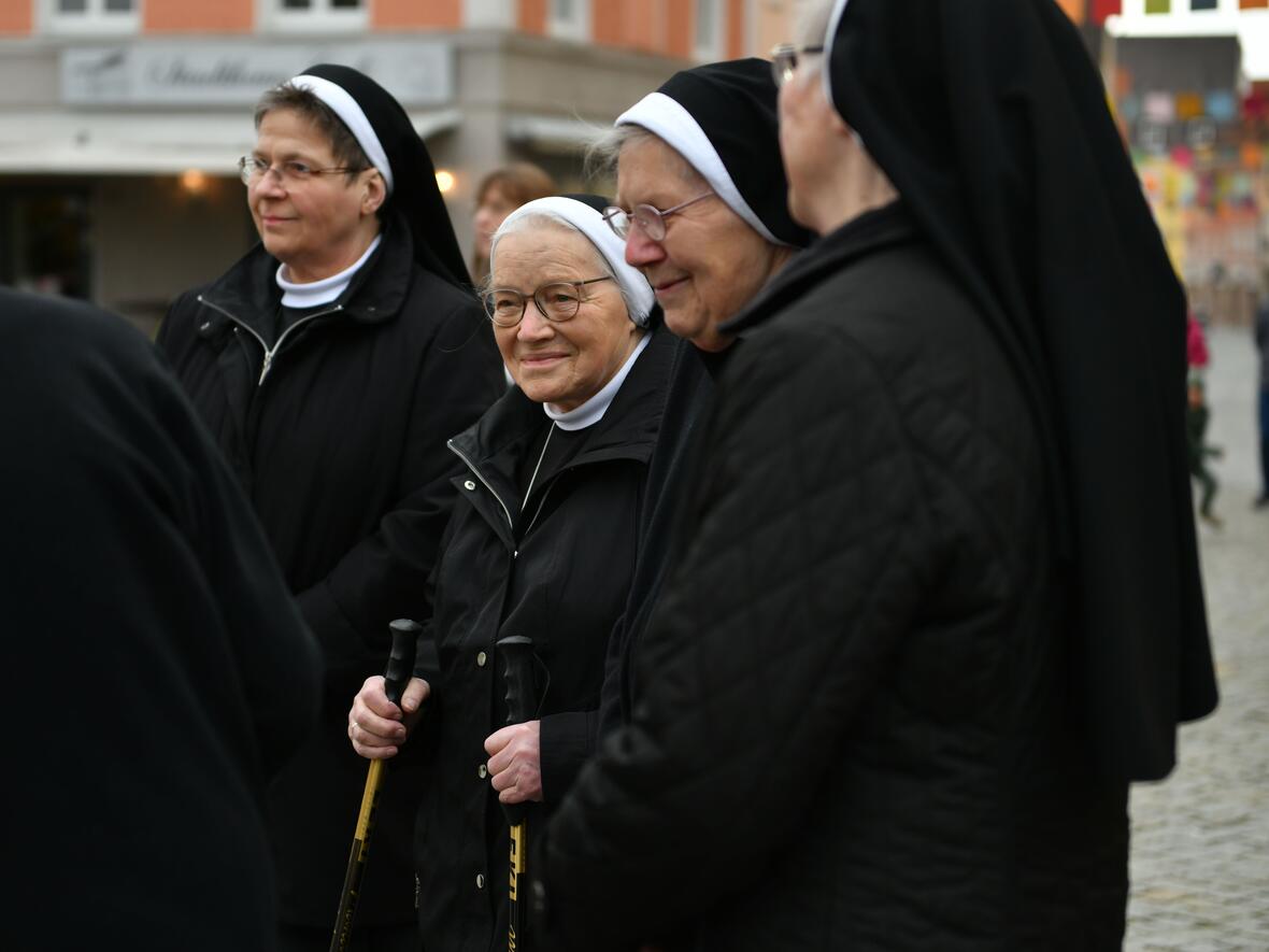 Die Crescentia-Schwestern waren bei der Ankunft der Pilgergruppe vor dem Gottesdienst zahlreich vertreten.  