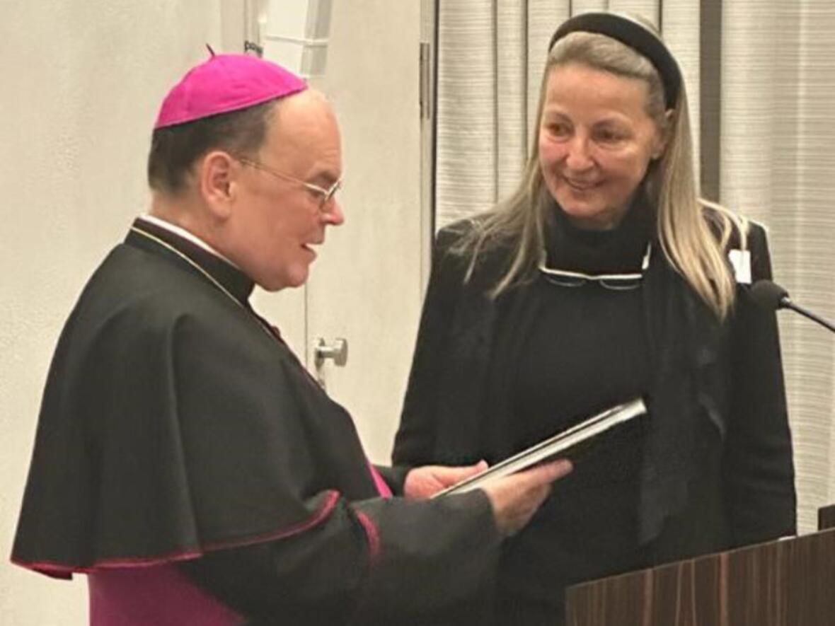 Bischof Bertram mit der Obersten Schutzfrau des Sternkreuzordens Gabriela von Habsburg (Foto: Sternkreuzorden)