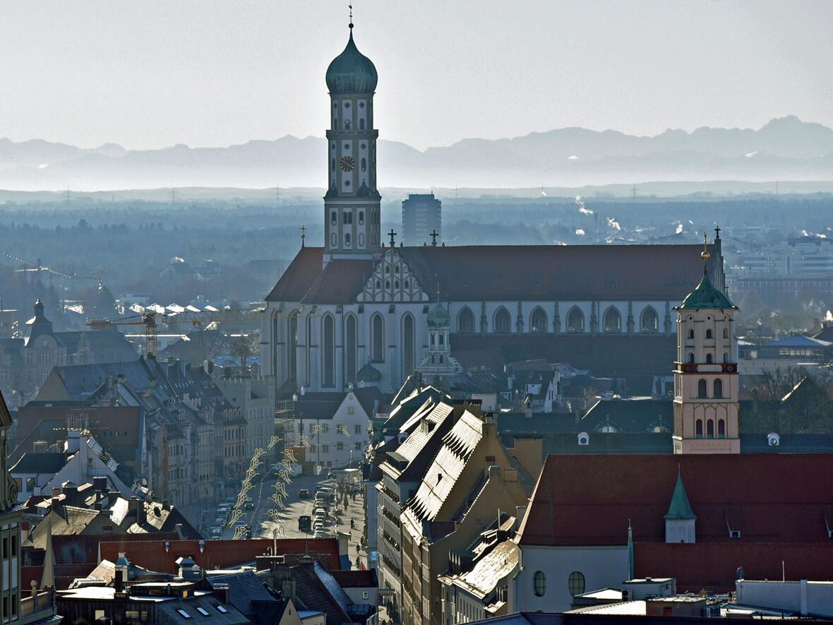 Stadtbildprägend: die Ulrichsbasilika in Augsburg. (Foto: Nicolas Schnall / pba)