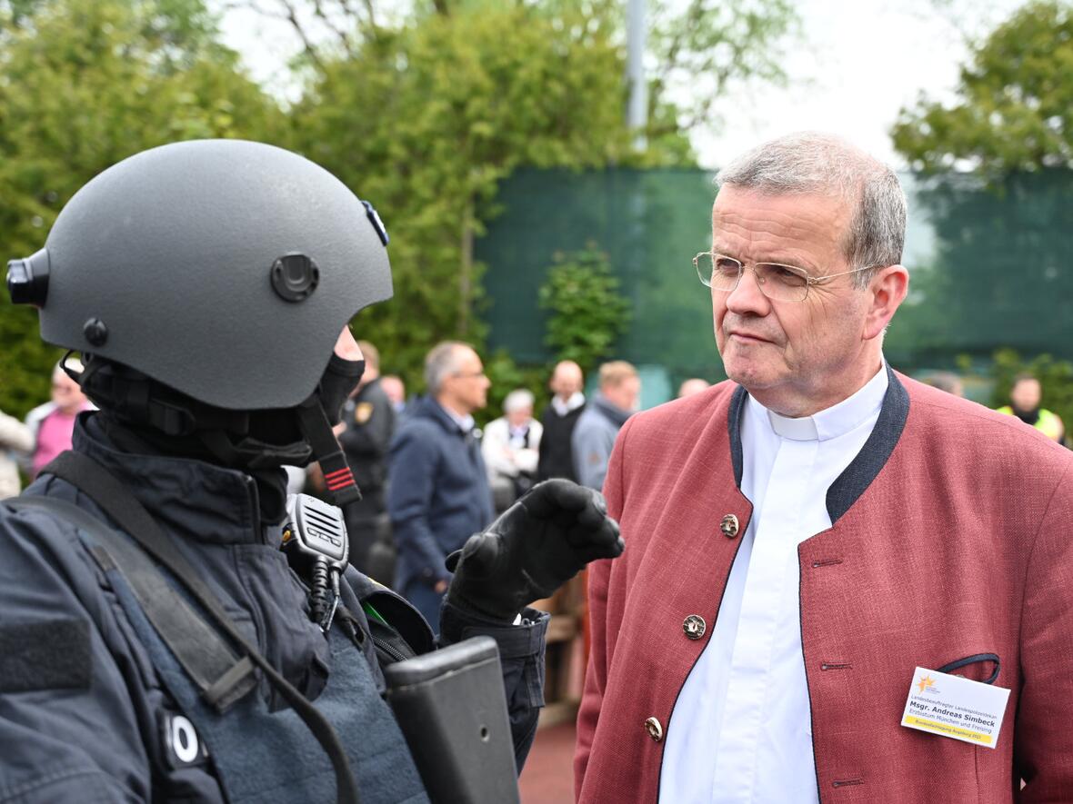 Der bayerische Landespolizeidekan Monsignore Andreas Simbeck im Gespräch mit einer Beamtin der Bereitschaftspolizei Königsbrunn (Fotos: Julian Schmidt / pba)