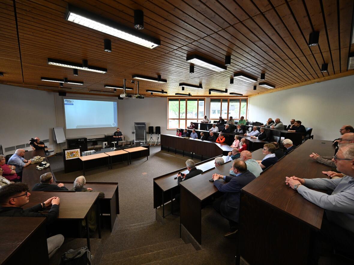 In Königsbrunn konnten die Seelsorgerinnen und Seelsorger mehr über die Arbeit der dort stationierten Polizisten erfahren.