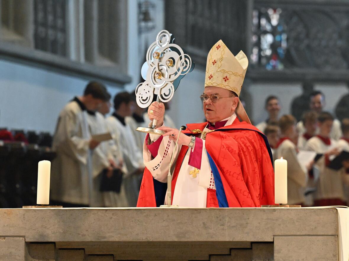Erster Segen mit dem neuen Reliquiar: Bischof Bertram bei der Pfingstvesper im Dom (Foto: pba/Leander Stork).