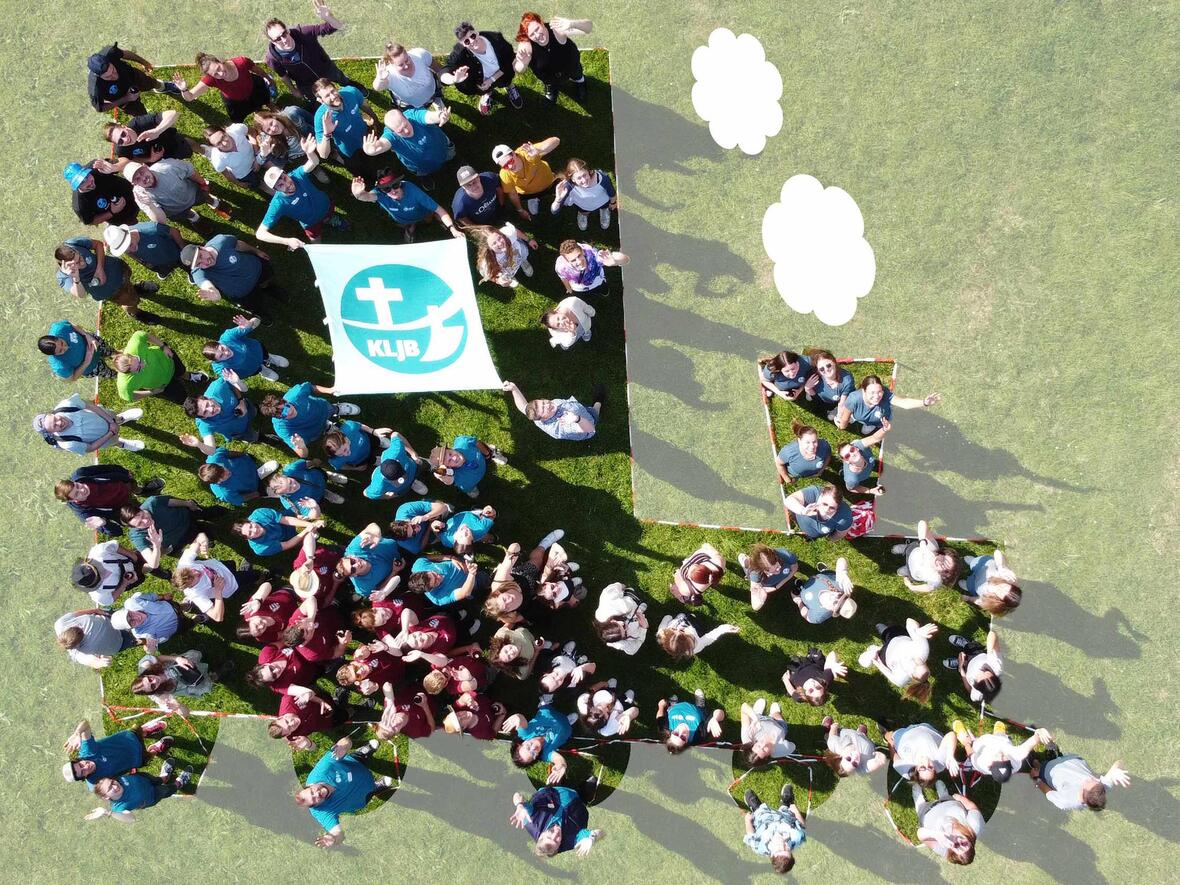 Ein Gruppenfoto passend zur Veranstaltung: Zwölf Gruppen machten sich bei der Bahnralley mit dem Zug auf den Weg in Richtung Sontheim. (Foto: KLJB)