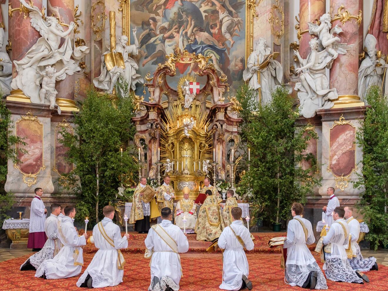 Gleich zehn junge Männer wurden in Ottobeuren zum Priester geweiht (Fotos: Priesterbruderschaft St. Petrus).