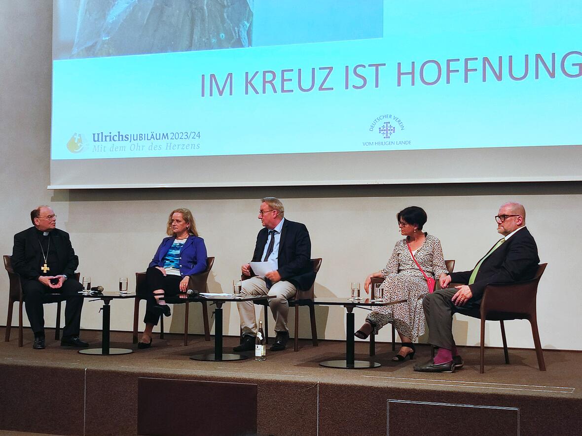 v.l.: Bischof Dr. Bertram Meier, Dr. Michaela Richter, Dr. Robert Schmucker, Melanie Thierbach, Prof. Wolfgang Augustyn. (Foto: Leander Stork / pba)