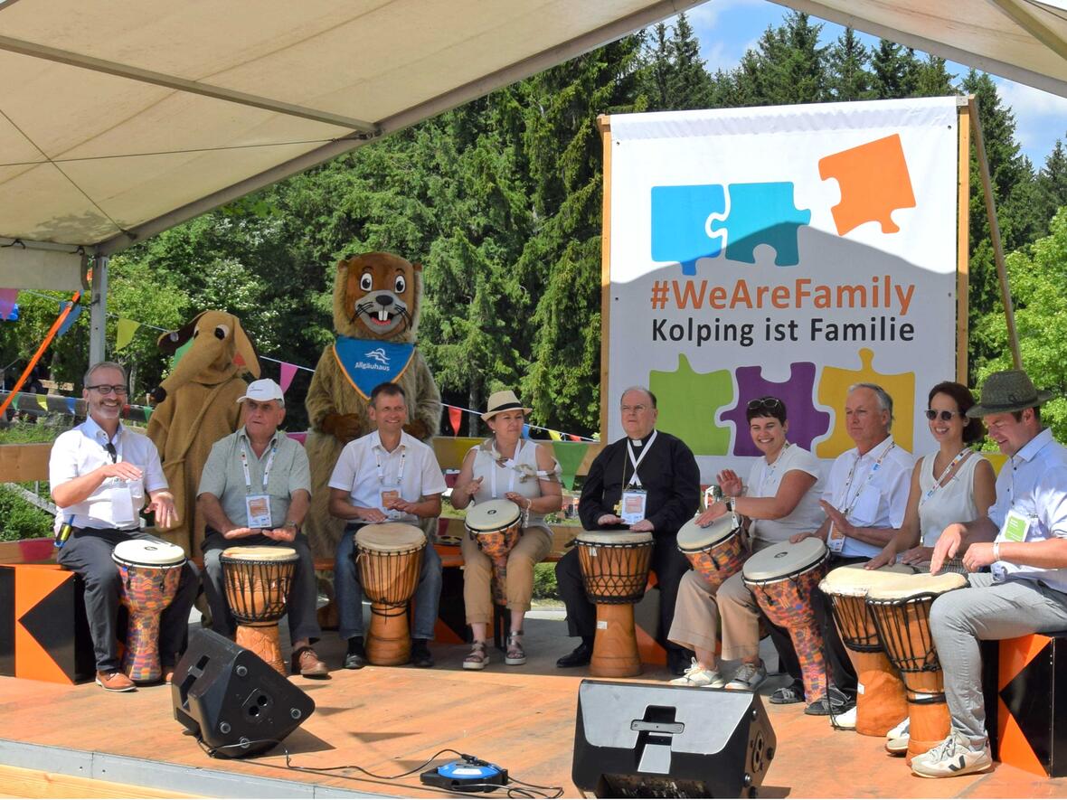 Trommeln für Familien: Diesem Anliegen hat sich auch Bischof Bertram verschrieben und trommelt mit. (Fotos: Verspohl-Nitsche / pdke)