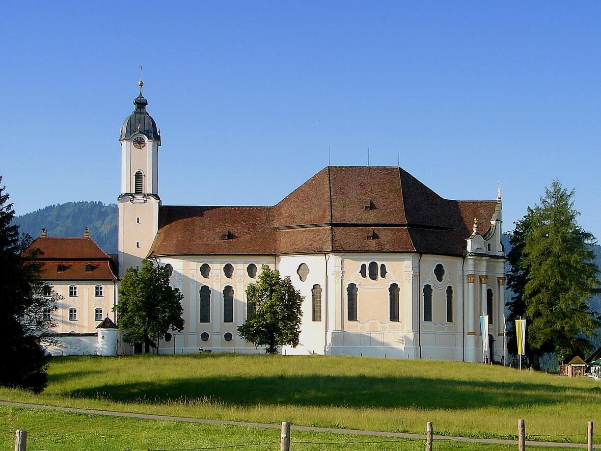 "Ein Stück Paradies auf bayerischem Boden": Die Wieskirche bei Steingaden von Norden aus gesehen (Foto: Kath. Wallfahrtskuratiestiftung St. Josef - Wies)