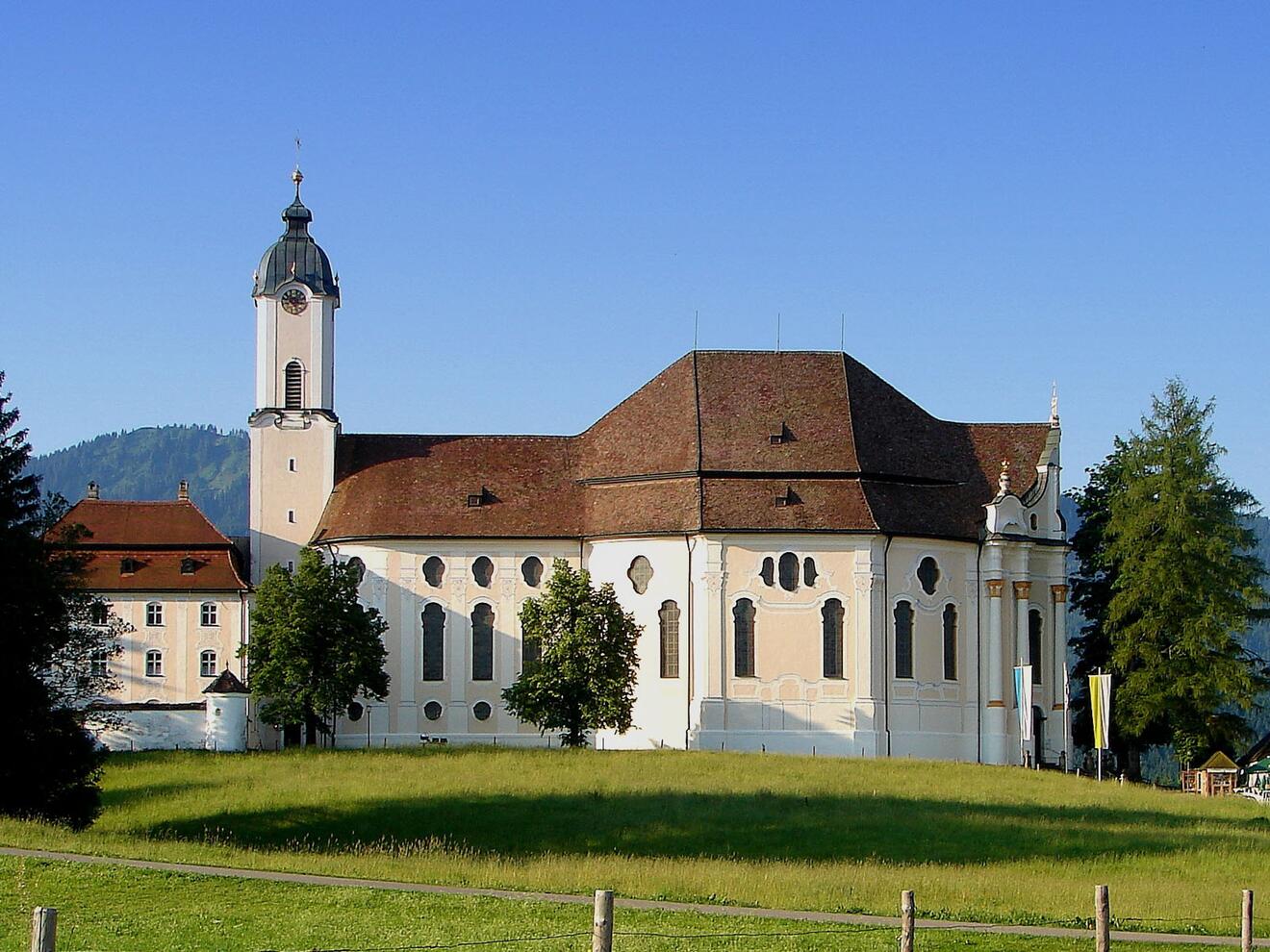 "Ein Stück Paradies auf bayerischem Boden": Die Wieskirche bei Steingaden von Norden aus gesehen (Foto: Kath. Wallfahrtskuratiestiftung St. Josef - Wies)