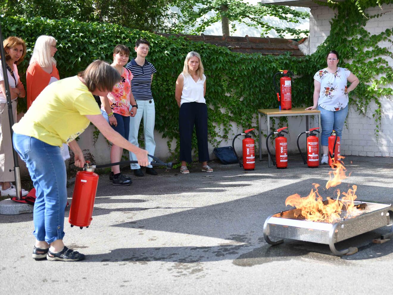 Auch mutiger Einsatz war beim Gesundheitstag gefordert: So wurde beim Feuerlöschen für den Ernstfall geprobt. 