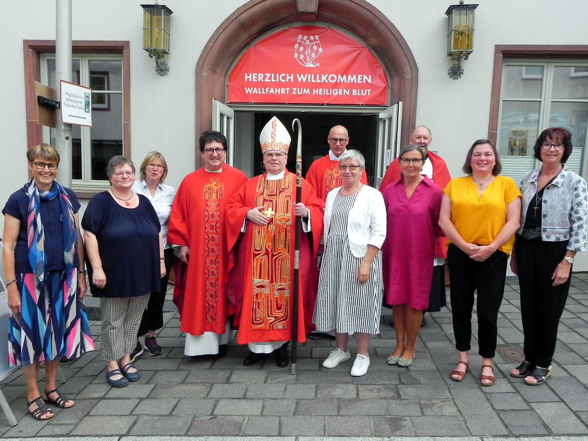 Bischof Dr. Bertram Meier zusammen mit den Verantwortlichen der Frauenwallfahrt im Wallfahrtsort Walldürn (Foto: SE Walldürn)