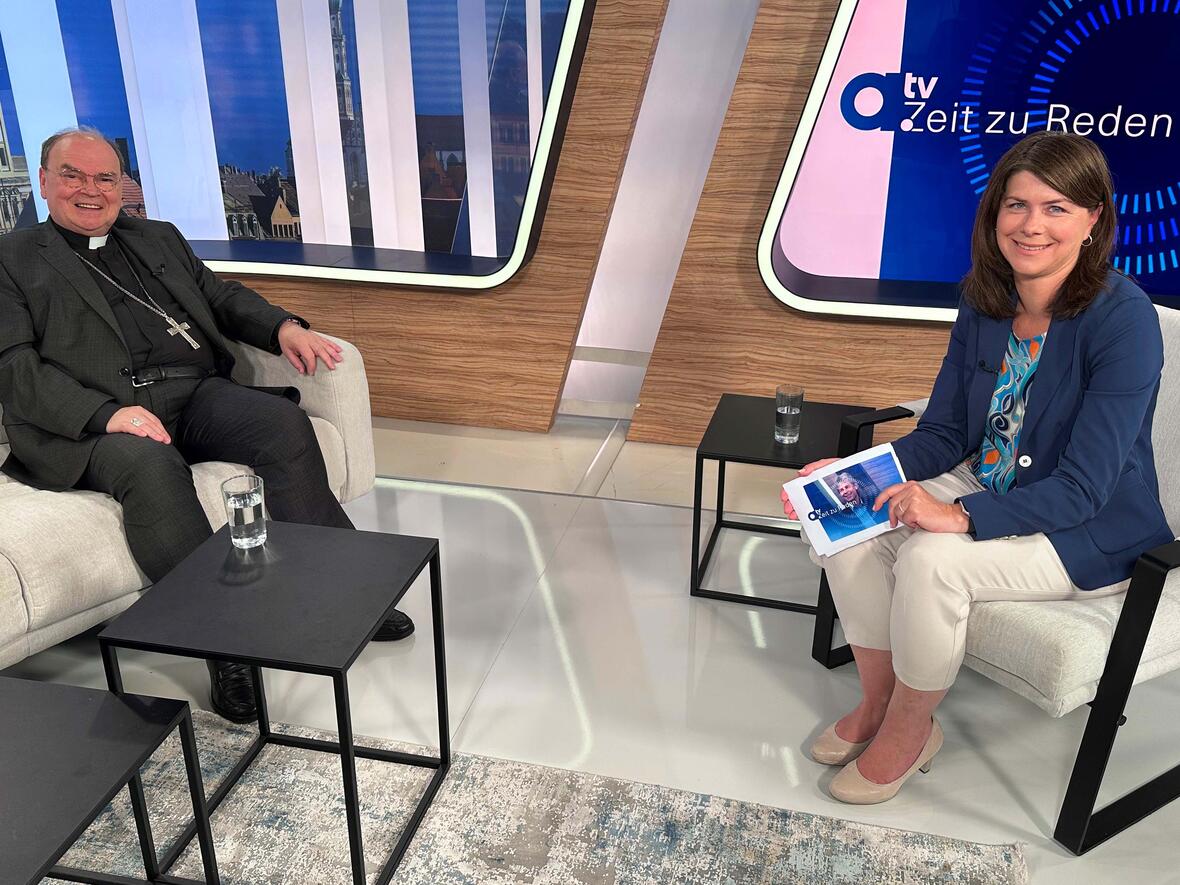 Bischof Bertram zu Gast bei Moderatorin Andrea Horn in der Talksendung "Zeit zu Reden" (Foto: pba/Ulrich Bobinger).