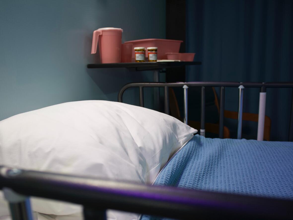 Bischof Bertram und Diözesanratsvorsitzende Hildegard Schütz sprechen sich gegen eine Normalisierung der Sterbebeihilfe aus (Motivfoto: Bret Kavanaugh / unsplash)