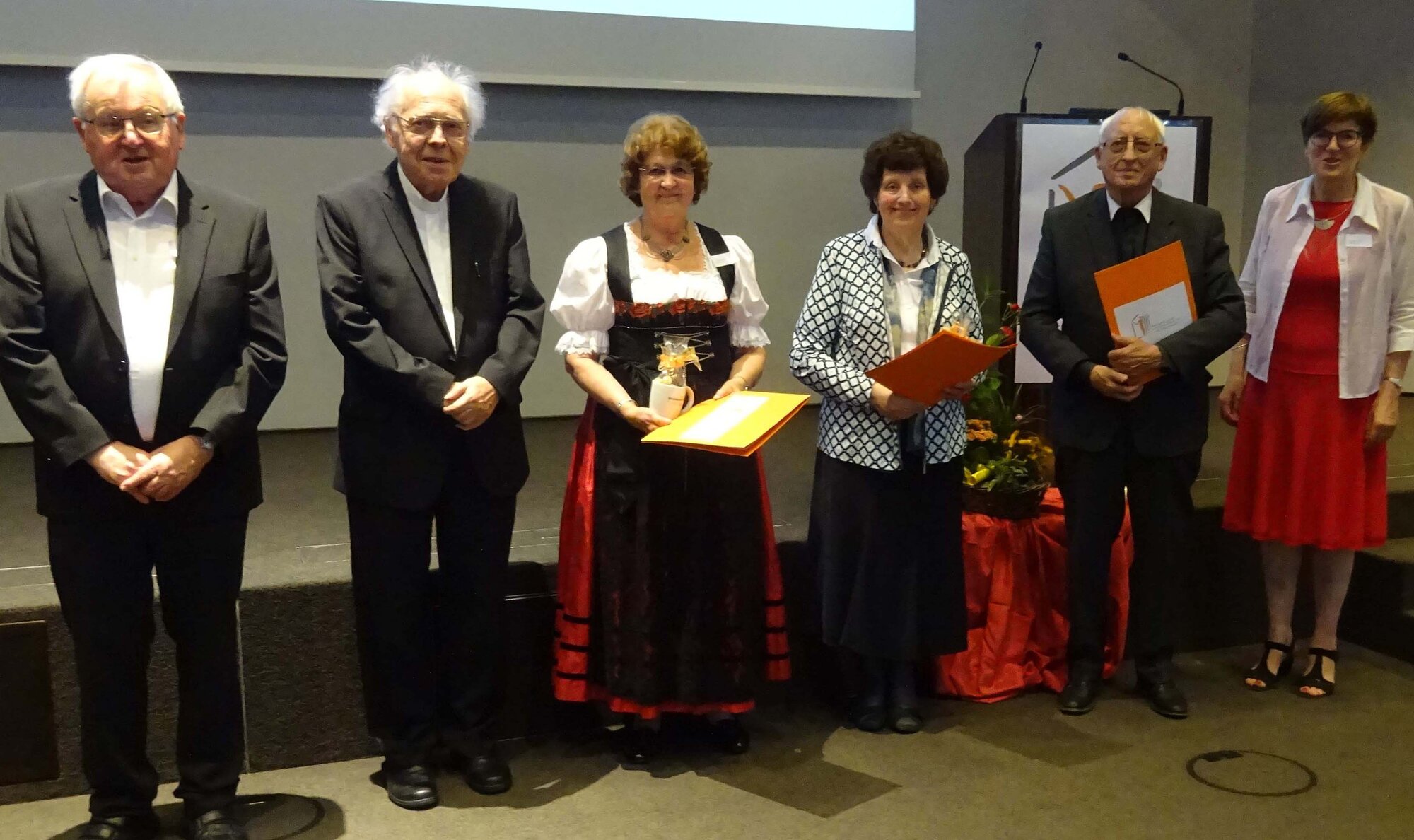 Bei der Versammlung wurden die Pfarrhausfrauen von Weihbischof Josef Grünwald, Heidi Rohlik (Dritte v. links) sowie von Prälat Rudolf Kopold, Rosa Kopold (Dritte v. rechts), für langjährige Dienste geehrt. Gratulationen wurden Msgr. Thomas Gerstlacher (ganz links) für sein Goldenes Priesterjubiläum zuteil. Er ist Geistlicher Beirat der Berufsgemeinschaft.   