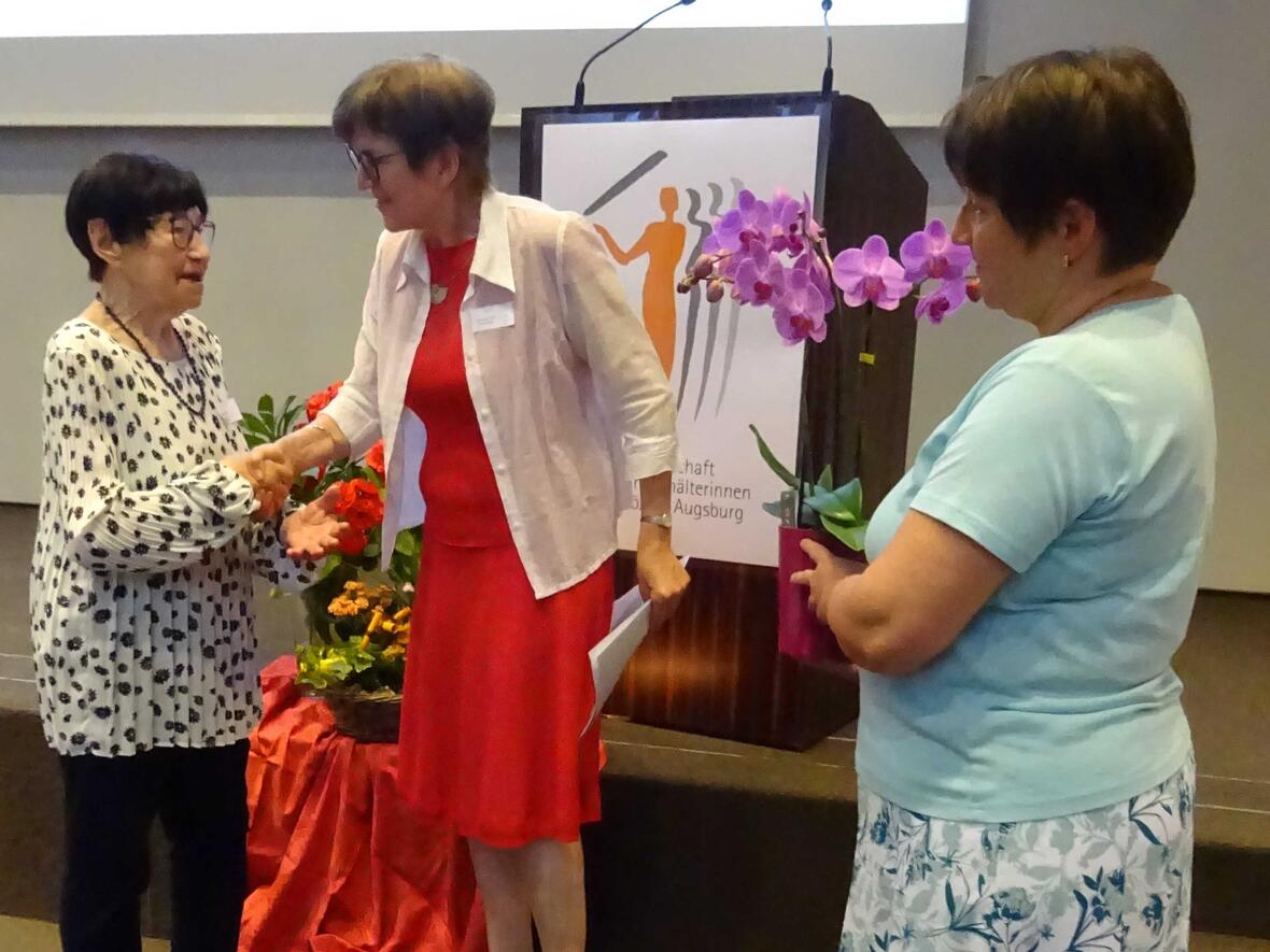 Barbara Götz, Vorsitzende der Berufsgemeinschaft, dankte Erika Wittum für ihren jahrelangen Einsatz als Dekanatsverantwortliche in Memmingen (Foto: Berufsgemeinschaft der Pfarrhaushälterinnen).