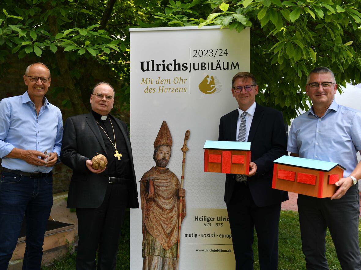 Heute stellten die Beteiligten das Hilfsprojekt, das den Bau eines Internats in Uganda vorsieht, näher vor (v. links): Peter Förg, Projektleiter beim Uganda-Verein Memmingen-Buxheim, Bischof Dr. Bertram Meier, Stefan Rößle, Landrat des Landkreis Donau-Ries sowie Anton Stegmair, Leiter der Abteilung Weltkirche und Bischöflicher Beauftragter für weltkirchliche Aufgaben. (Foto: Maria Rösch / pba) 