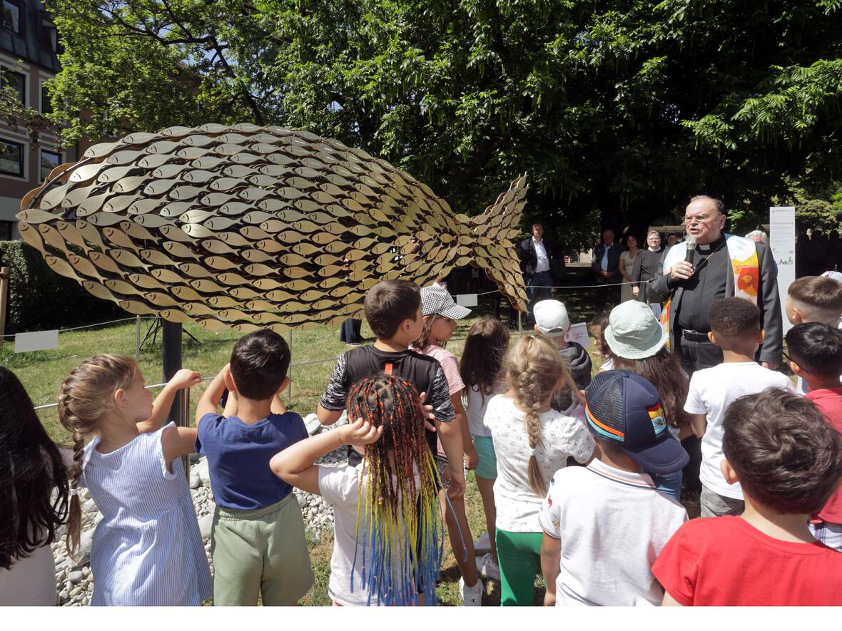 Viele kleine Fische, die zu einem großen werden: Bischof Bertram brachte den KiTa-Kindern die Idee der Gemeinschaft im Glauben nahe (Fotos: pba/Annette Zoepf).