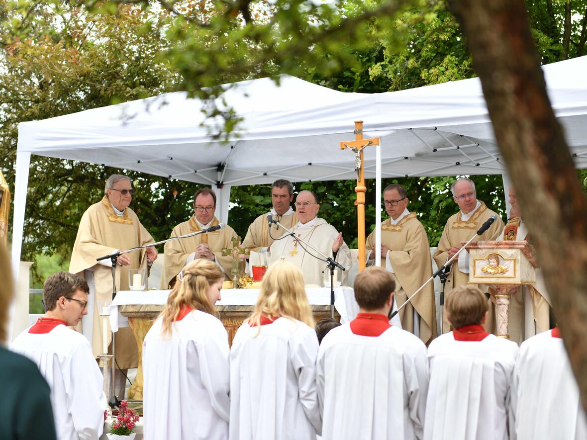 Einen Freiluftgottesdienst rund um die Ulrichskirche in Krumbach feierte Bischof Bertram mit zahlreichen Gläubigen unter feierlich musikalischer Begleitung. (Fotos: Maria Rösch / pba) 