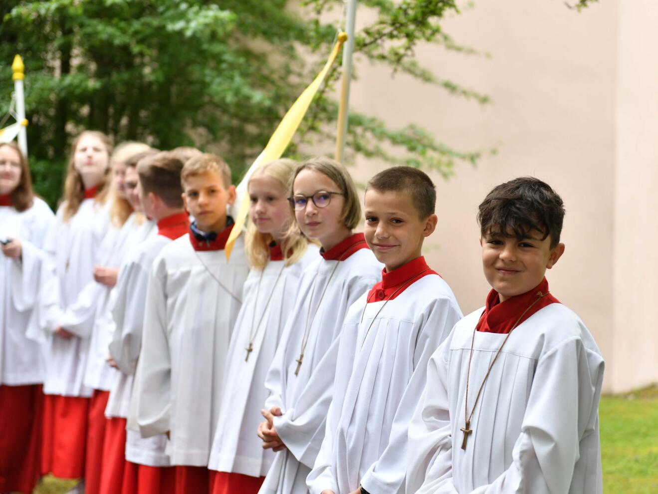 In einem Spalier begrüßten die Ministrantinnen und Mininstranten den Bischof bei seiner Ankunft.