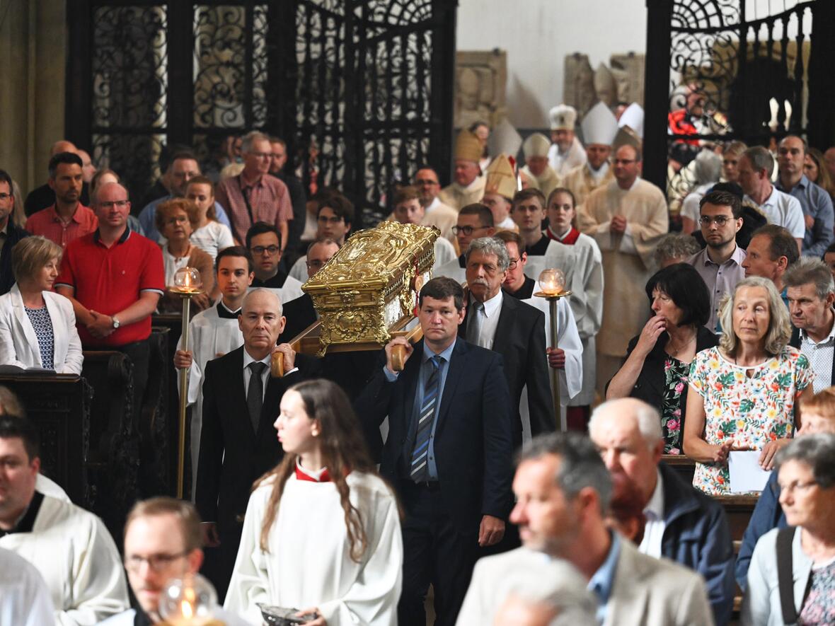 "Mächtiger Bischof, barmherziger Samariter": Feierliche Prozession mit dem Ulrichsschrein durch die Basilika St. Ulrich und Afra (Fotos: Julian Schmidt / pba)