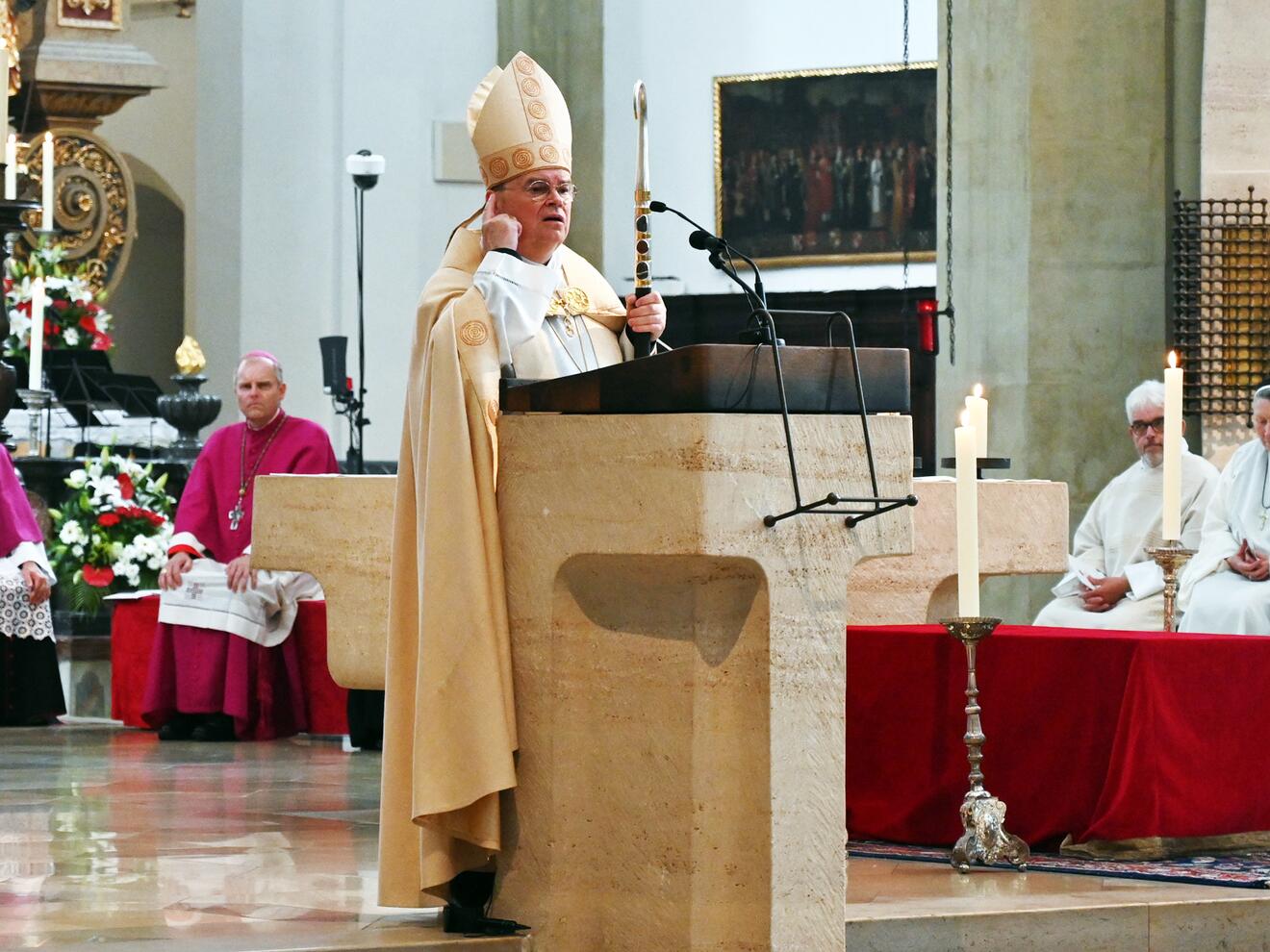 In der Pontifikalvesper am Montagabend nahm Bischof Bertram Bezug auf das Leitwort des Ulrichsjubiläum (Foto: Leander Stork / pba)