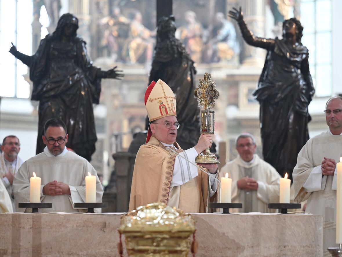 Bischof Bertram spendet den apostolischen Segen mit dem Ulrichskreuz