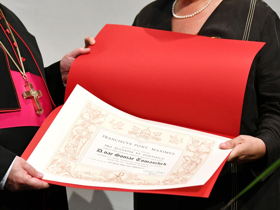 Die Urkunde für die päpstliche Auszeichnung Pro Ecclesia et Pontifice. (Fotos: Nicolas Schnall / pba)