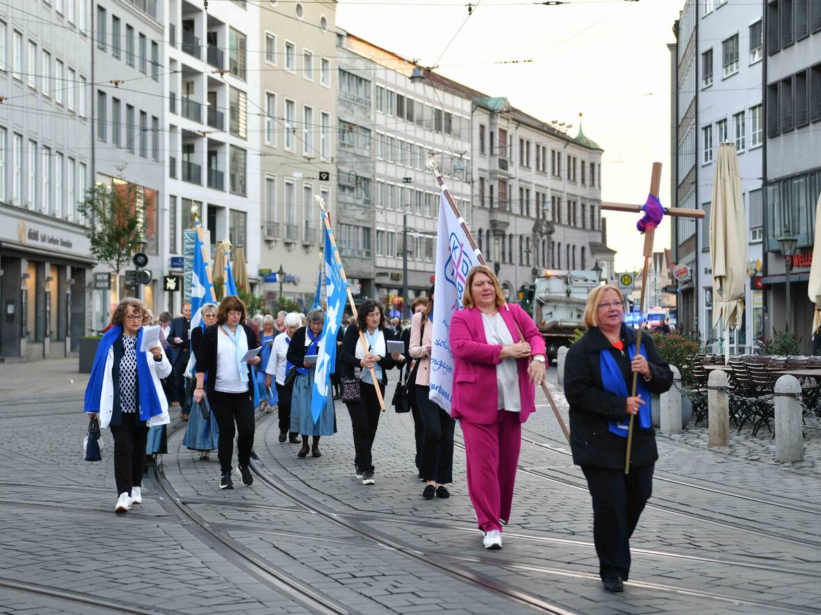 Im Fußmarsch ging es singend und betend vom Dom aus über die Maximilianstraße zur Ulrichsbasilika. (Fotos: Maria Rösch / pba) 