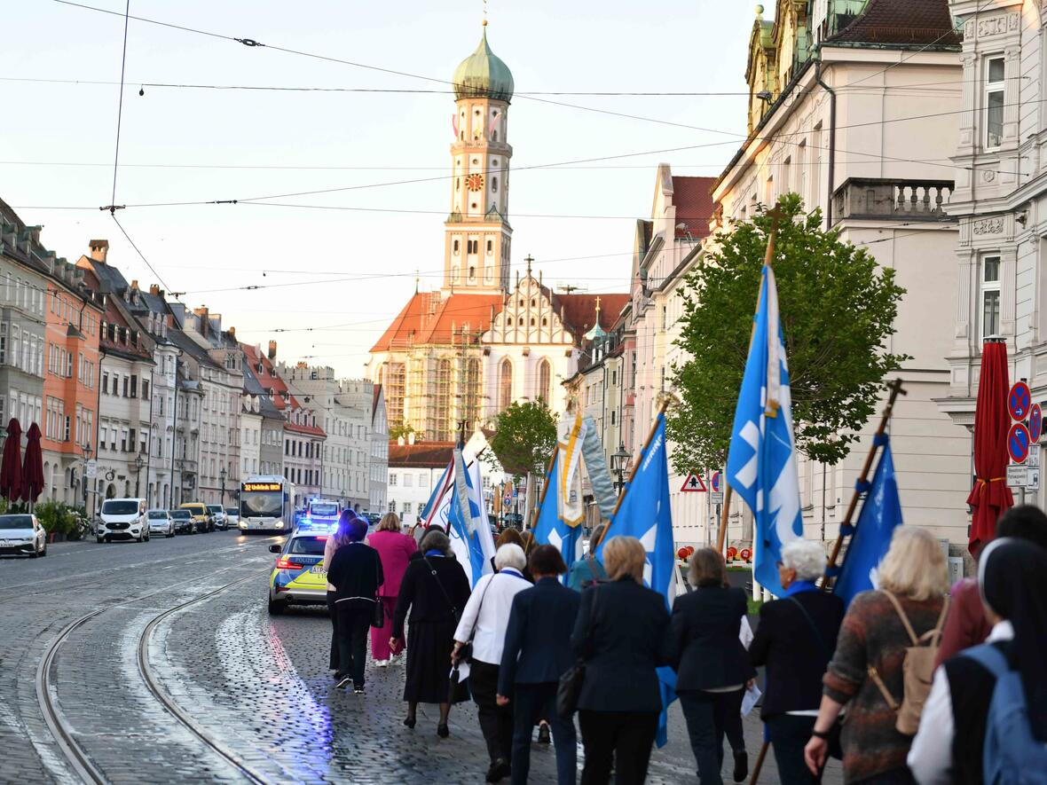 Die Ulrichsbasilika im Blick wurden die Frauen bereits vom Glockengeläut empfangen.  