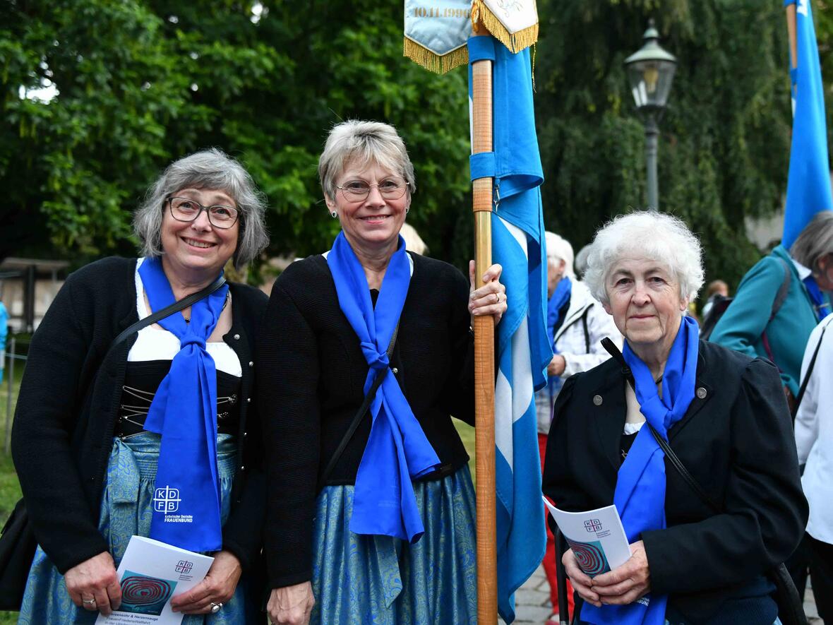 Aus ganz unterschiedlichen Zweigvereinen des Frauenbundes waren Mitglieder dabei. So wie diese Frauen, die aus Dasing gekommen waren.  