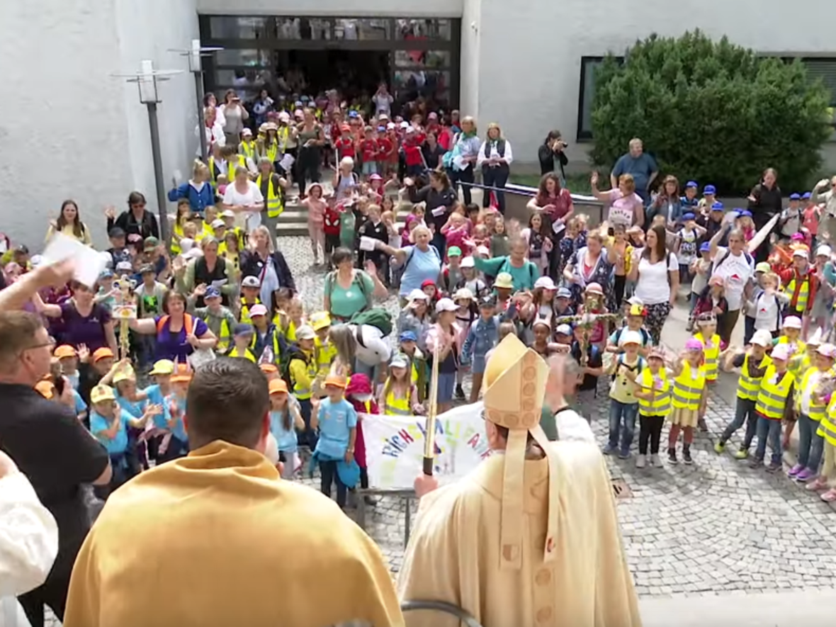 Der Beginn der Miniwallfahrt im Hinterhof der Basilika (Foto: katholisch1.tv) 