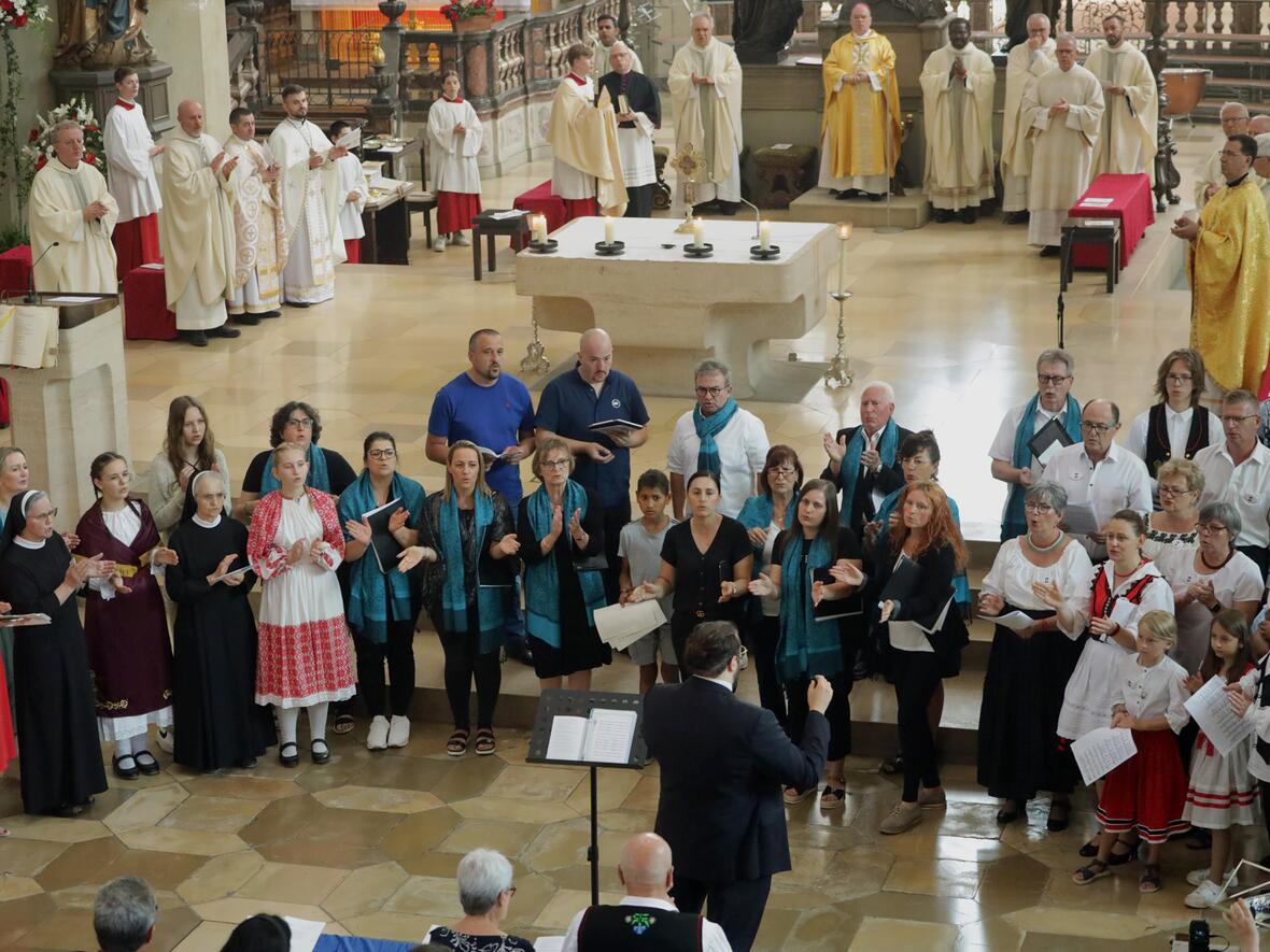 Gebet und Gesang auf 15 verschiedenen Sprachen beim Gottesdienst der Nationen. (Fotos: Annette Zöpf / pba)