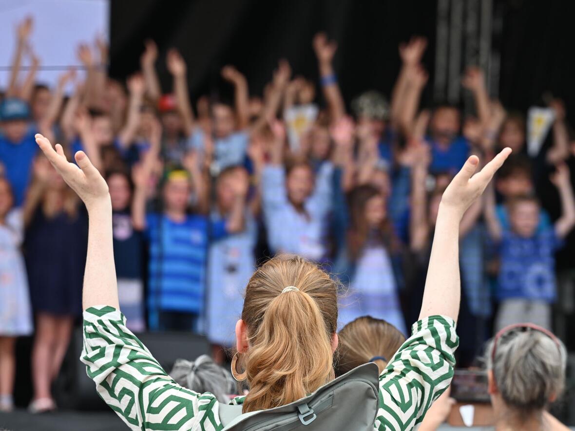 Mehrere Chöre sorgten für gute Stimmung auf der Bühne: Sie alle hatten ein tolles Programm einstudiert, das zum Mitklatschen animierte (Foto: Julian Schmidt / pba).