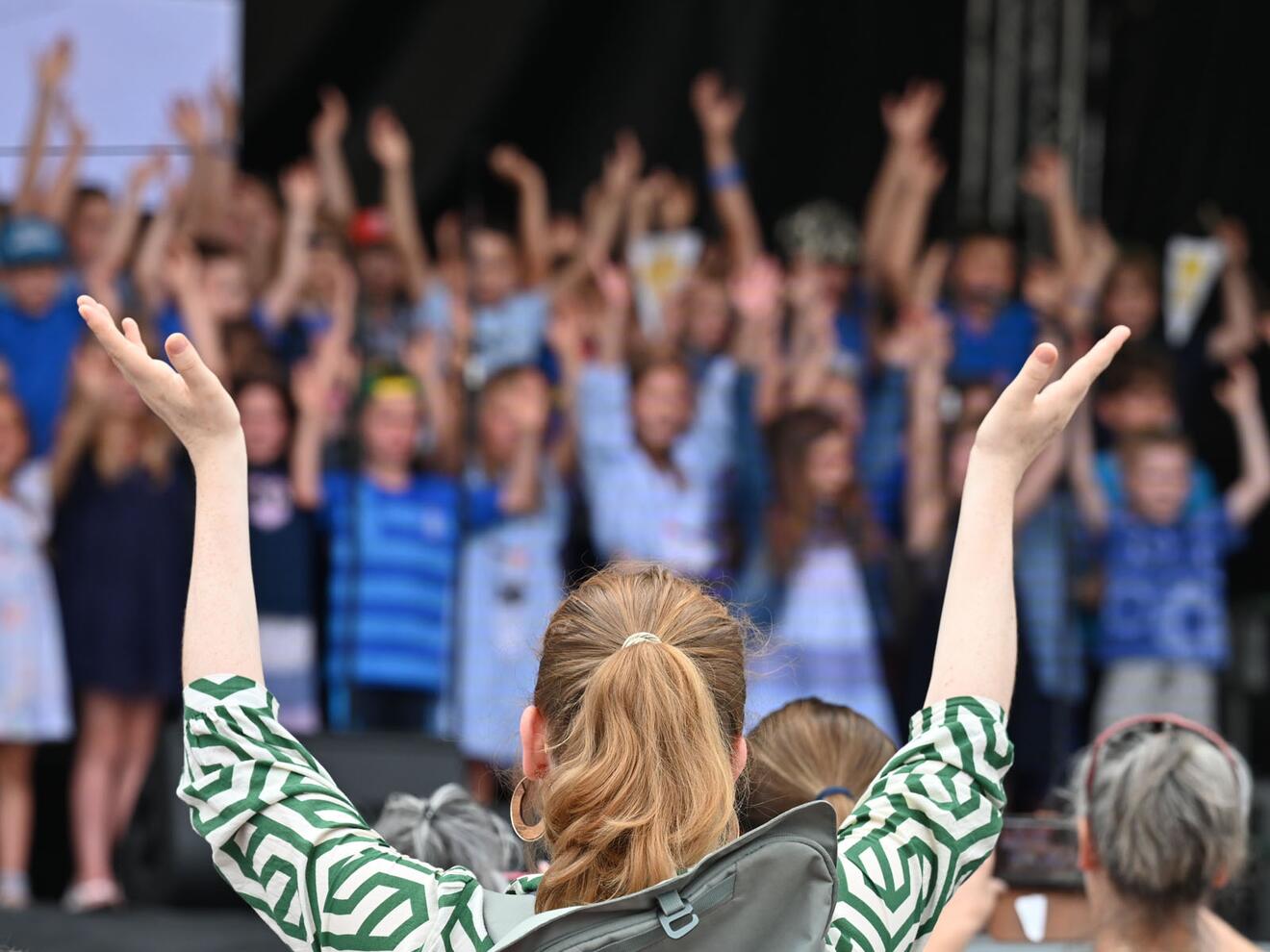Mehrere Chöre sorgten für gute Stimmung auf der Bühne: Sie alle hatten ein tolles Programm einstudiert, das zum Mitklatschen animierte (Foto: Julian Schmidt / pba).