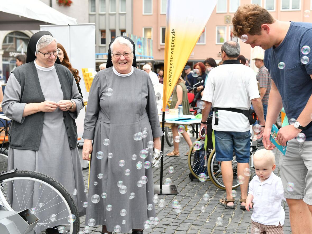 Seifenblasen durch Muskelkraft: Das kann schon mal zu Begeisterung führen. (Foto: Maria Rösch / pba) 