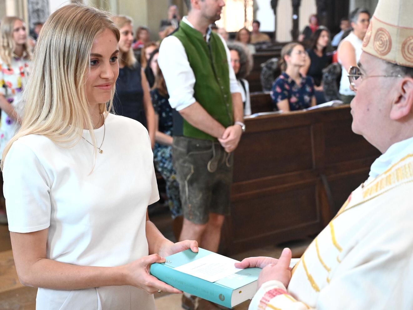 Neben ihren Urkunden bekamen die neuen Religionslehrerinnen und -lehrer von Bischof Bertram auch eine Bibel überreicht (Fotos: pba/Ulrich Bobinger).