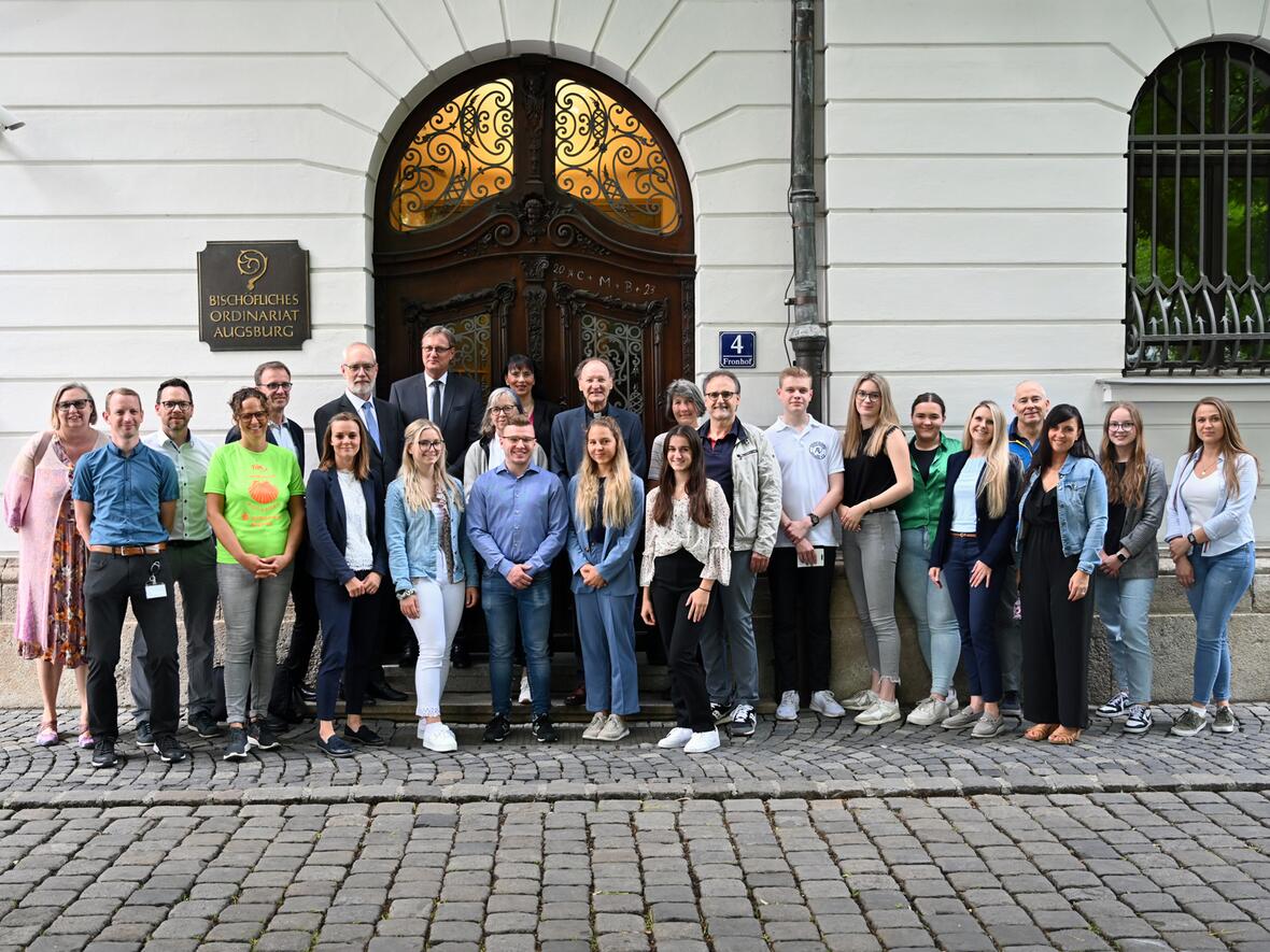 Generalvikar Dr. Hacker zusammen mit dem Vorbereitungsteam des Gesundheitstages (Foto: Leander Stork / pba)