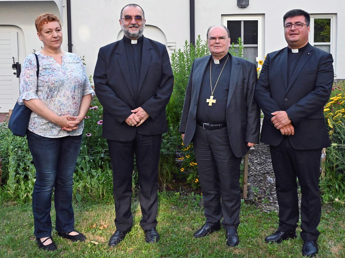 Erzbischof Kovács (2.v.l.), Bischof Bertram sowie der Finanzdirektor und die Projektmanagerin der rumänischen Erzdiözese (Foto: Leander Stork / pba)