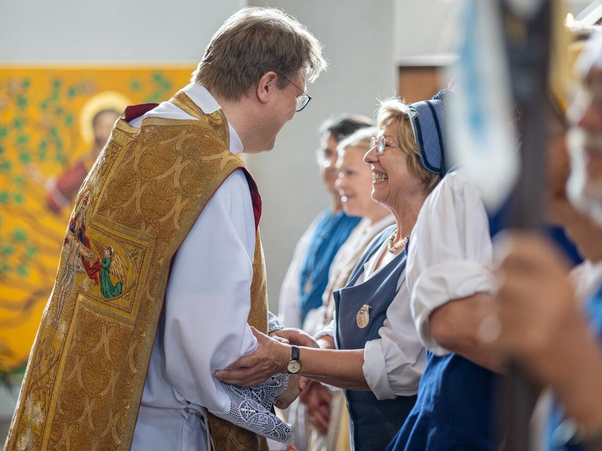 Der Friedberger Stadtpfarrer P. Steffen Brühl SAC beim Friedensgruß.