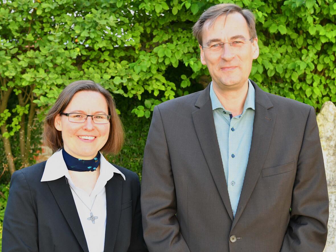 Stabübergabe in der Amtsleitung: Sr. Anna Schenck räumt zum 1. Oktober ihren Schreibtisch für Dr. Christian Mazenik (Foto: pba/Bobinger)