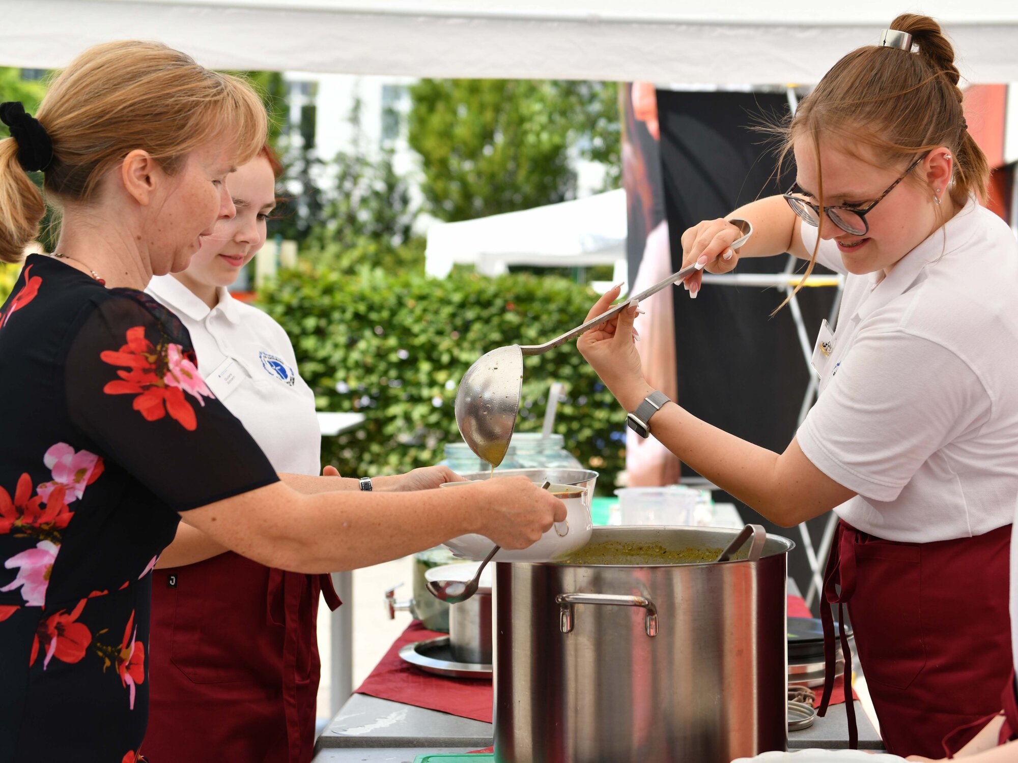 Sie hatten den Service im Griff: Die Schülerinnen und Schüler der Maria-Stern Berufsfachschule für Ernährung versorgten die Gäste mit Suppe und Getränken. 