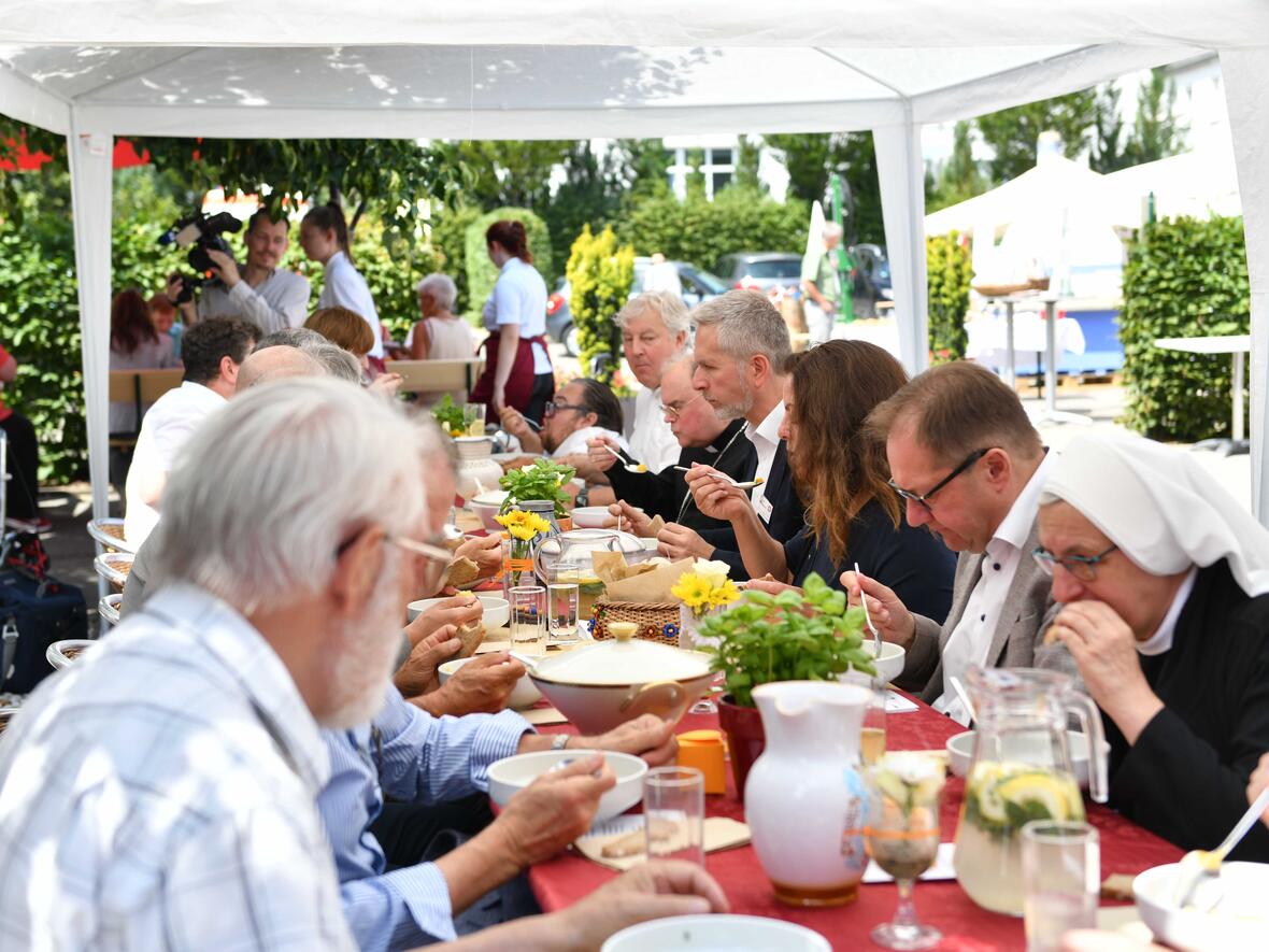 An mehreren langen Tafeln wurde das Essen serviert. Vertreter des Bistums, der Stadt und der Caritas waren neben den Bedürftigen an den Tischen zahlreich vertreten. (Fotos: Maria Rösch/pba) 
